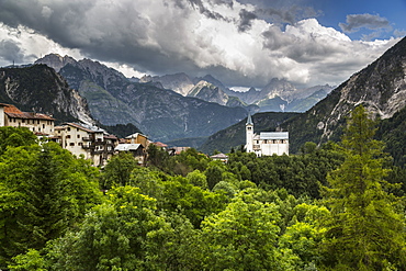 Church and background mountains, Valle di Cadore, Province of Veneto, Dolomites, Italy, Europe