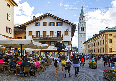View of Parrocchiale SS Filippo e Giacomo and shopping area, Cortina d'Ampezzo, South Tyrol, Italian Dolomites, Italy, Europe
