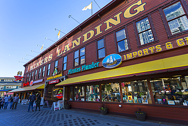 Miners Landing shops on Pier 57 on Alaskan Way, Downtown, Seattle, Washington State, United States of America, North America