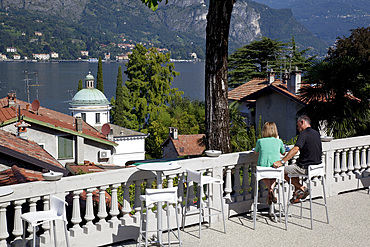 Cafe overlooking lake, Bellagio, Lake Como, Lombardy, Italian Lakes, Italy, Europe