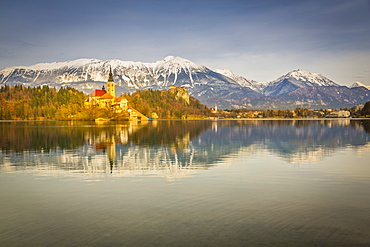 Lake Bled and Santa Maria Church (Church of Assumption) and Bled Castle and Julian Alps visible in the background, Gorenjska, Slovenia, Europe