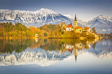 Lake Bled and Santa Maria Church (Church of Assumption) and Bled Castle and Julian Alps visible in the background, Gorenjska, Slovenia, Europe