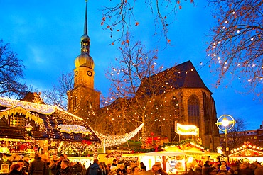 St. Reinoldi Church and Christmas Market at dusk, Dortmund, North Rhine-Westphalia, Germany, Europe