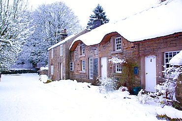 Thatched cottages in the snow, Baslow, Derbyshire Dales, Derbyshire, England, United Kingdom, Europe