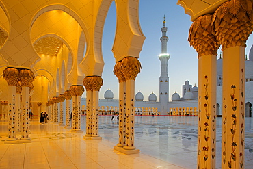 Sheikh Zayed Bin Sultan Al Nahyan Mosque at dusk, Abu Dhabi, United Arab Emirates, Middle East