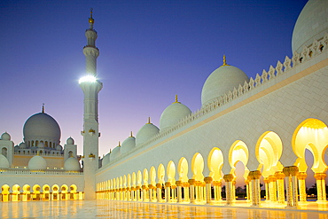 Sheikh Zayed Bin Sultan Al Nahyan Mosque at dusk, Abu Dhabi, United Arab Emirates, Middle East