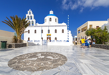 View of Ekklisia Panagia Platsani in Oia village, Santorini, Cyclades, Aegean Islands, Greek Islands, Greece, Europe