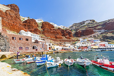 View of little harbour and clifftop Oia village, Santorini, Cyclades, Aegean Islands, Greek Islands, Greece, Europe