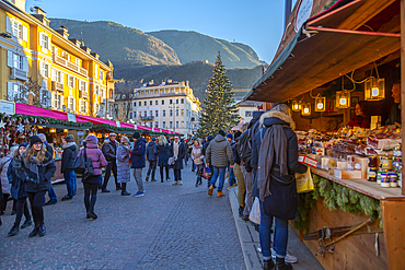 Customers at Christmas market in Piazza Walther, Bolzano, Italy, Europe