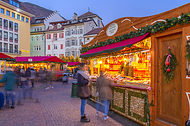 Customers at Christmas market in Piazza Walther, Bolzano, Italy, Europe