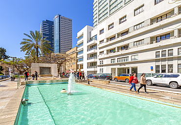 View of Founders Monument and Fountain on Rothschild Boulevard, Tel Aviv, Israel, Middle East