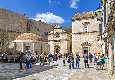 View of Large Onofrio's Fountain, Dubrovnik Old Town, UNESCO World Heritage Site, Dubrovnik, Dalmatia, Croatia, Europe