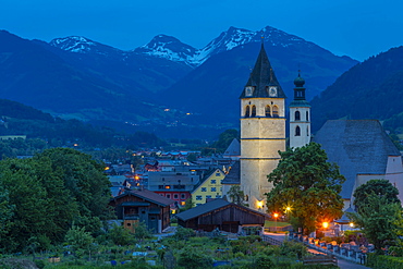 View of Liebfrauenkirche and town and surounding mountains at dusk, Kitzbuhel, Austrian Tyrol, Austria, Europe