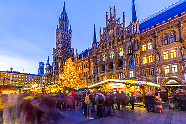 View of Christmas Market in Marienplatz and New Town Hall at dusk, Munich, Bavaria, Germany, Europe