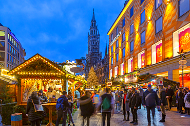 View of New Town Hall and bustling Christmas Market in Marienplatz at dusk, Munich, Bavaria, Germany, Europe