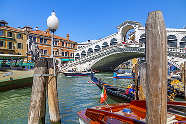 View of Rialto Bridge, Grand Canal and boats, Venice, UNESCO World Heritage Site, Veneto, Italy, Europe