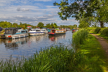 View of canal at Shardlow on a sunny day, South Derbyshire, Derbyshire, England, United Kingdom, Europe