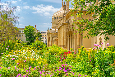 View of Brighton Pavilion and gardens in high summer, Brighton, Sussex, England, United Kingdom, Europe