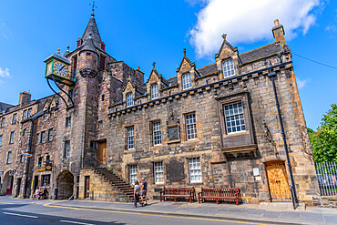 View of The People's Story Museum and Tolbooth Tavern on the Golden Mile (Royal Mile), Canongate, Edinburgh, Scotland, United Kingdom, Europe