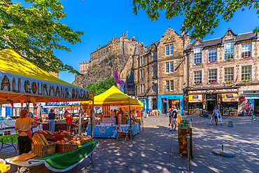 View of market stalls on Grassmarket overlooked by Edinburgh Castle, Edinburgh, Lothian, Scotland, United Kingdom, Europe