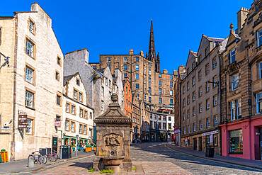 View of cafes and shops on W Bow (West Bow) near the Grassmarket, Edinburgh, Lothian, Scotland, United Kingdom, Europe