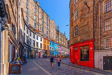 View of colourful cafes and shops on W Bow (West Bow) near the Grassmarket, Edinburgh, Lothian, Scotland, United Kingdom, Europe