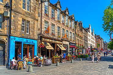 View of cafes and restaurants on the Grassmarket, Edinburgh, Lothian, Scotland, United Kingdom, Europe