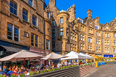 View of cafes and restaurants on Cockburn Street, Old Town, UNESCo World Heritage Site, Edinburgh, Lothian, Scotland, United Kingdom, Europe