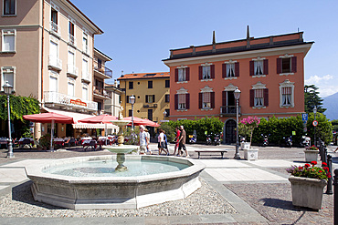 Piazza and fountain, Menaggio, Lake Como, Lombardy, Italy, Europe