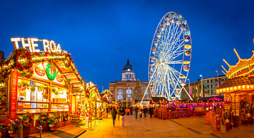 View of Christmas market stalls, ferris wheel and Council House on Old Market Square, Nottingham, Nottinghamshire, England, United Kingdom, Europe