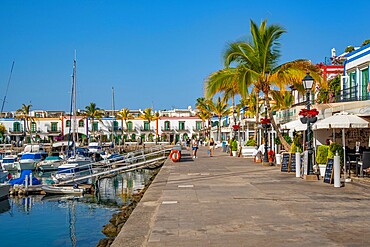 View of boats and colourful buildings along the promenade in the old town, Puerto de Mogan, Gran Canaria, Canary Islands, Spain, Atlantic, Europe