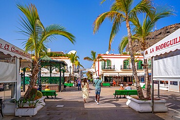 View of cafes and shops along the promenade in the old town, Puerto de Mogan, Gran Canaria, Canary Islands, Spain, Atlantic, Europe