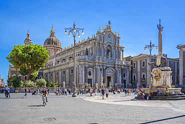 View of Duomo di Sant'Agata and Fountain of the Elephant, Piazza Duomo, Catania, Sicily, Italy, Mediterranean, Europe