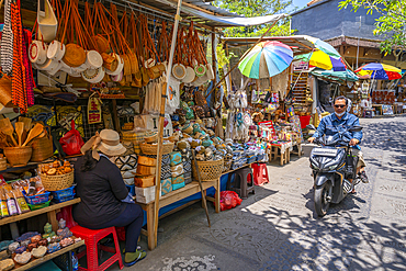 Souvenir stalls on street in Ubud, Ubud, Kabupaten Gianyar, Bali, Indonesia, South East Asia, Asia