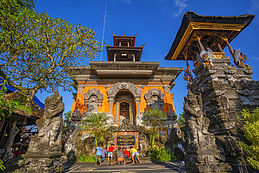 View of Bale Banjar Temple in Ubud, Ubud, Kabupaten Gianyar, Bali, Indonesia, South East Asia, Asia