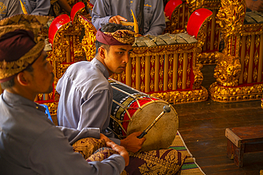 Locals playing Gamelan Saron Gangsa, traditional musical instruments, Ulun Danu Beratan temple on Lake Bratan, Bali, Indonesia, South East Asia, Asia