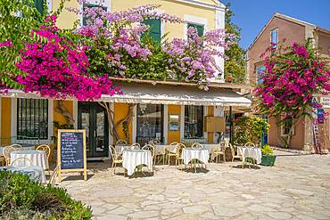 View of restaurant in Fiskardo harbour, Fiskardo, Kefalonia, Ionian Islands, Greek Islands, Greece, Europe