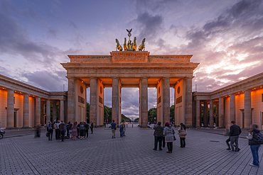 View of Brandenburg Gate at dusk, Pariser Square, Unter den Linden, Berlin, Germany, Europe