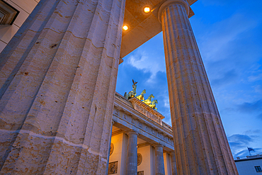 View of Brandenburg Gate at dusk, Pariser Square, Unter den Linden, Berlin, Germany, Europe