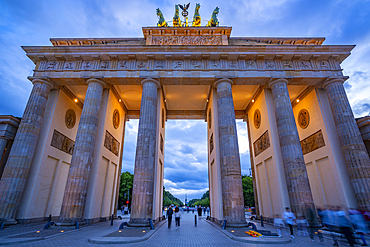 View of Brandenburg Gate at dusk, Pariser Square, Unter den Linden, Berlin, Germany, Europe