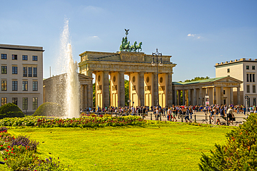 View of Brandenburg Gate and visitors in Pariser Platz on sunny day, Mitte, Berlin, Germany, Europe