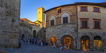 View of historic centre and towers in San Gimignano, San Gimignano, UNESCO World Heritage Site, Province of Siena, Tuscany, Italy, Europe