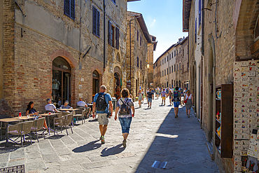 View of narrow street in San Gimignano, San Gimignano, Province of Siena, Tuscany, Italy, Europe