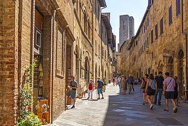 View of towers from narrow street in San Gimignano, San Gimignano, UNESCO World Heritage Site, Province of Siena, Tuscany, Italy, Europe