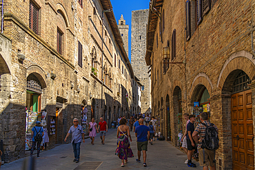 View of towers from narrow street in San Gimignano, San Gimignano, UNESCO World Heritage Site, Province of Siena, Tuscany, Italy, Europe