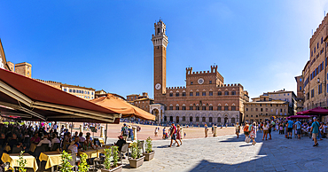 View of restaurants and Palazzo Pubblico in Piazza del Campo, UNESCO World Heritage Site, Siena, Tuscany, Italy, Europe