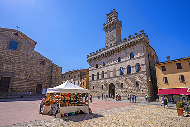 View of Palazzo Comunale in Piazza Grande in Montepulciano, Montepulciano, Province of Siena, Tuscany, Italy, Europe