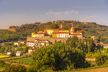 View of Monterchi and surrounding countryside, Province of Arezzo, Tuscany, Italy, Europe