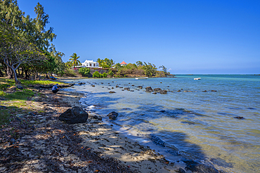 View of Anse La Raie Beach and turquoise Indian Ocean on sunny day, Mauritius, Indian Ocean, Africa