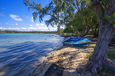 View of Anse La Raie Beach and turquoise Indian Ocean on sunny day, Mauritius, Indian Ocean, Africa